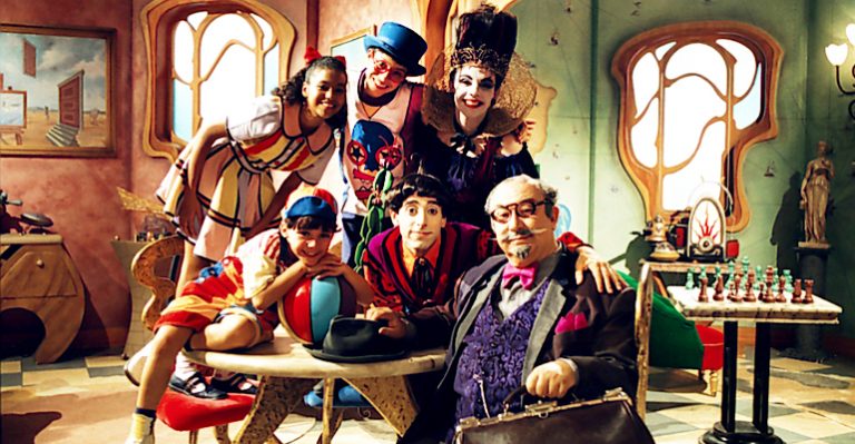 Foto dos personagens principais de castelo rá-tim-bum: Biba, Pedro, Morgana, Zequinha, Nino e Tio Victor.