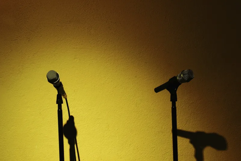 Dois microfones em um pedestal