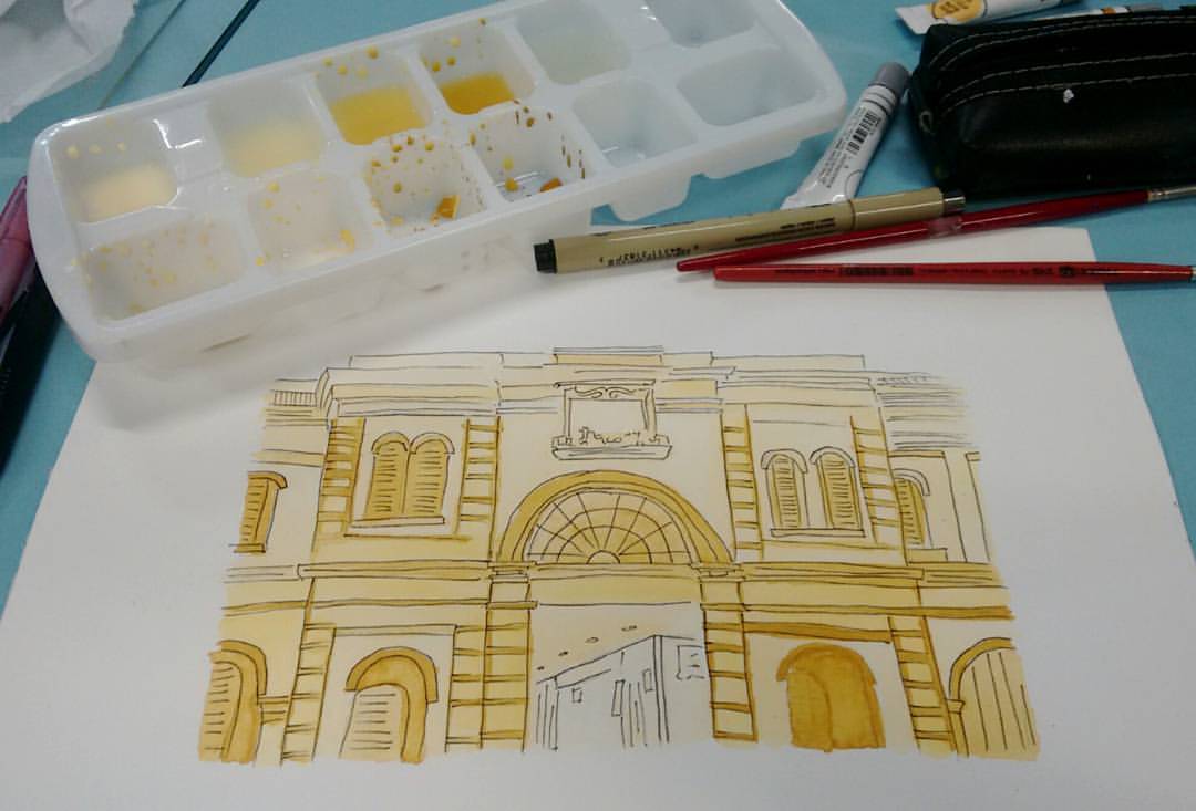 Desenho da entrada de um museu ilutrado com tinta aquarela em tons de ocre.