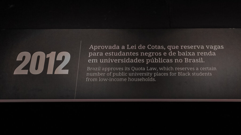 Texto: 2012 Aprovada a Lei de Cotas, que reserva vagas para estudantes negros e de baixa renda em universidades públicas no Brasil