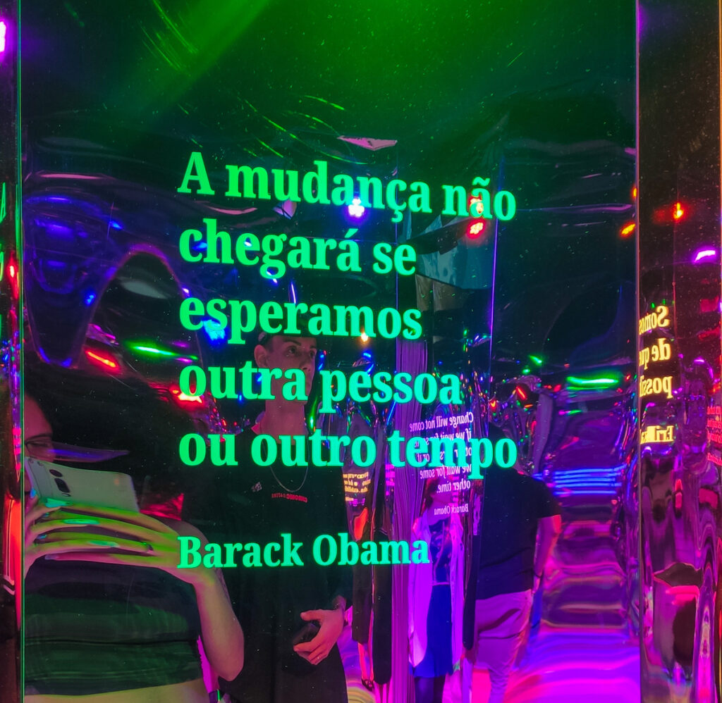 Frase: A mudança não chegará se esperamos outra pessoa ou outro tempo