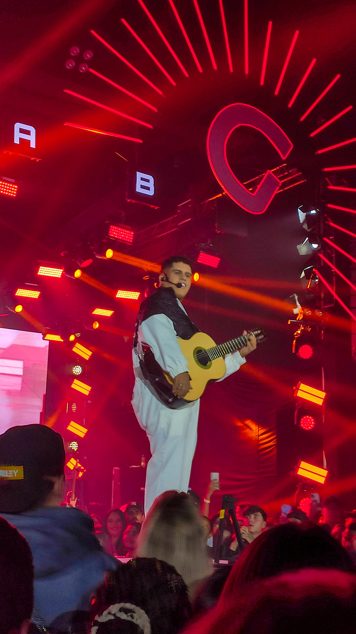 Gaab em cima do palco tocando violão