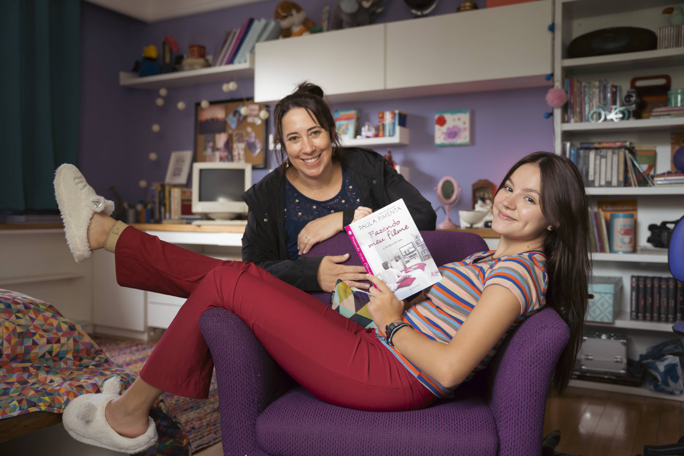 Paula Pimenta e a atriz que interpreta a Fani, no quarto da personagem de Fazendo Meu Filme