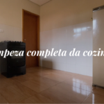 foto da minha cozinha com o texto "Limpeza completa da cozinha"