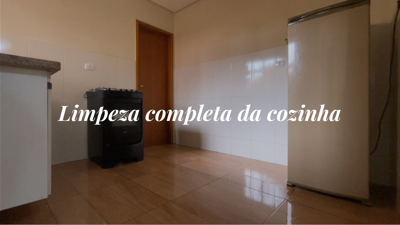 foto da minha cozinha com o texto "Limpeza completa da cozinha"