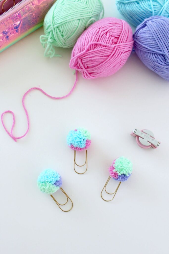 Marca-páginas feito com clips de papel e um pompom na ponta