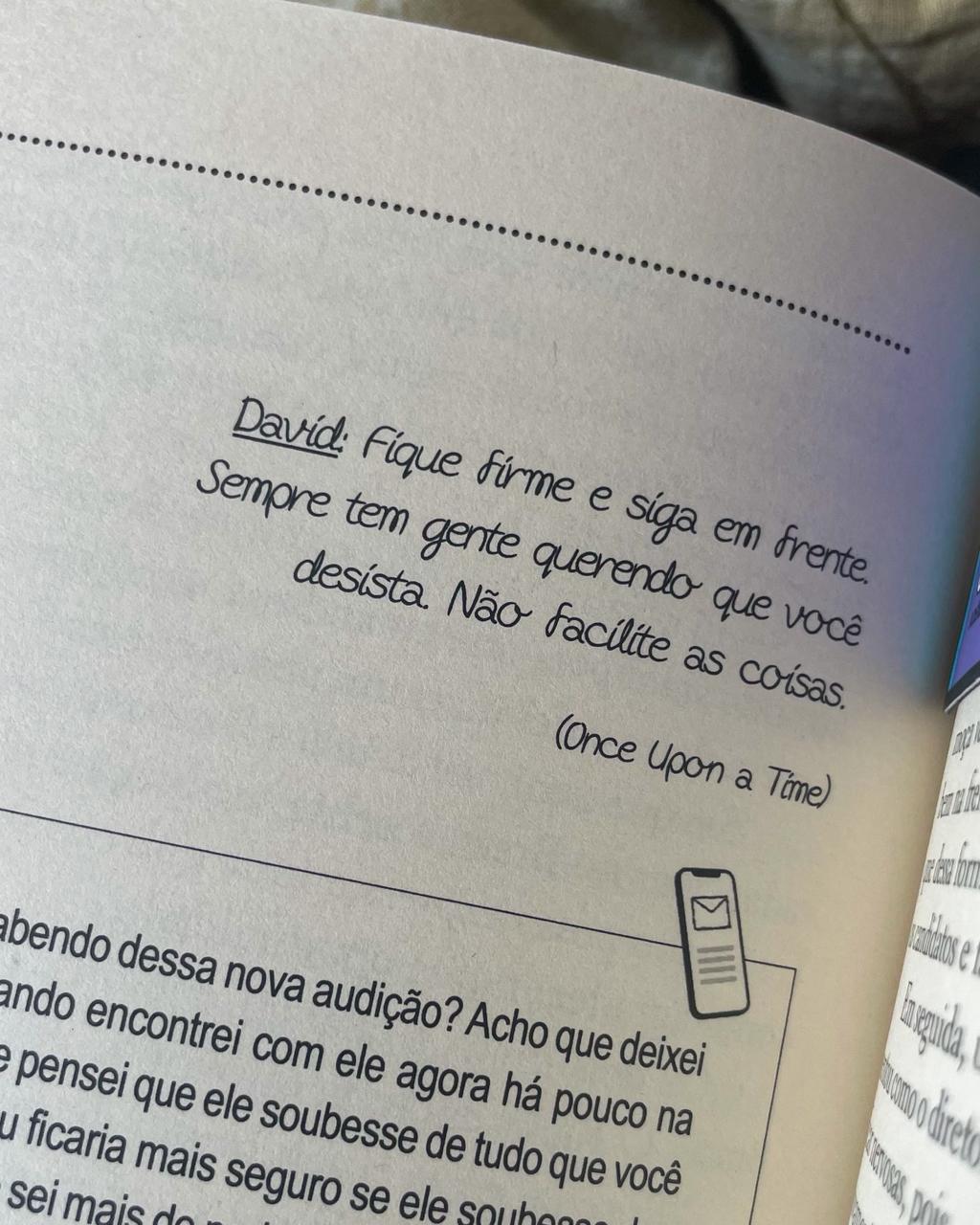 Foto de uma página do livro Minha Vida Fora de Série - 5ª temporada, onde aparece o início de um capítulo, com a citação de uma série: "David: Fique firme e siga em frente. Sempre tem gente querendo que você desista. Não facilite as coisas. (Once Upon a Time)"
