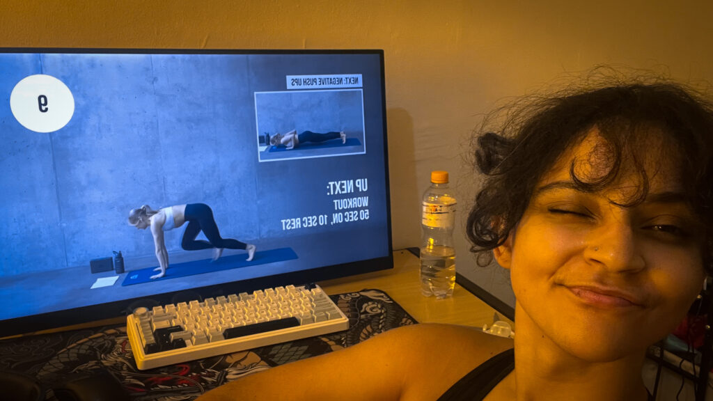 Selfie com a tela do computador, onde está passando o treino de calistenia do dia