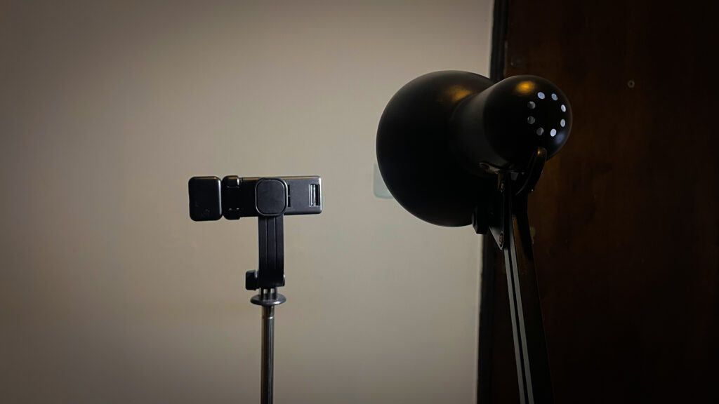 tripé e luz posicionados para a gravação