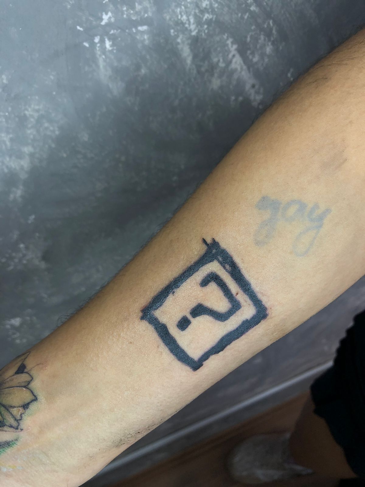 Tatuagem no braço de um ponto de interrogação, da música "where is the love", do black eyed peas