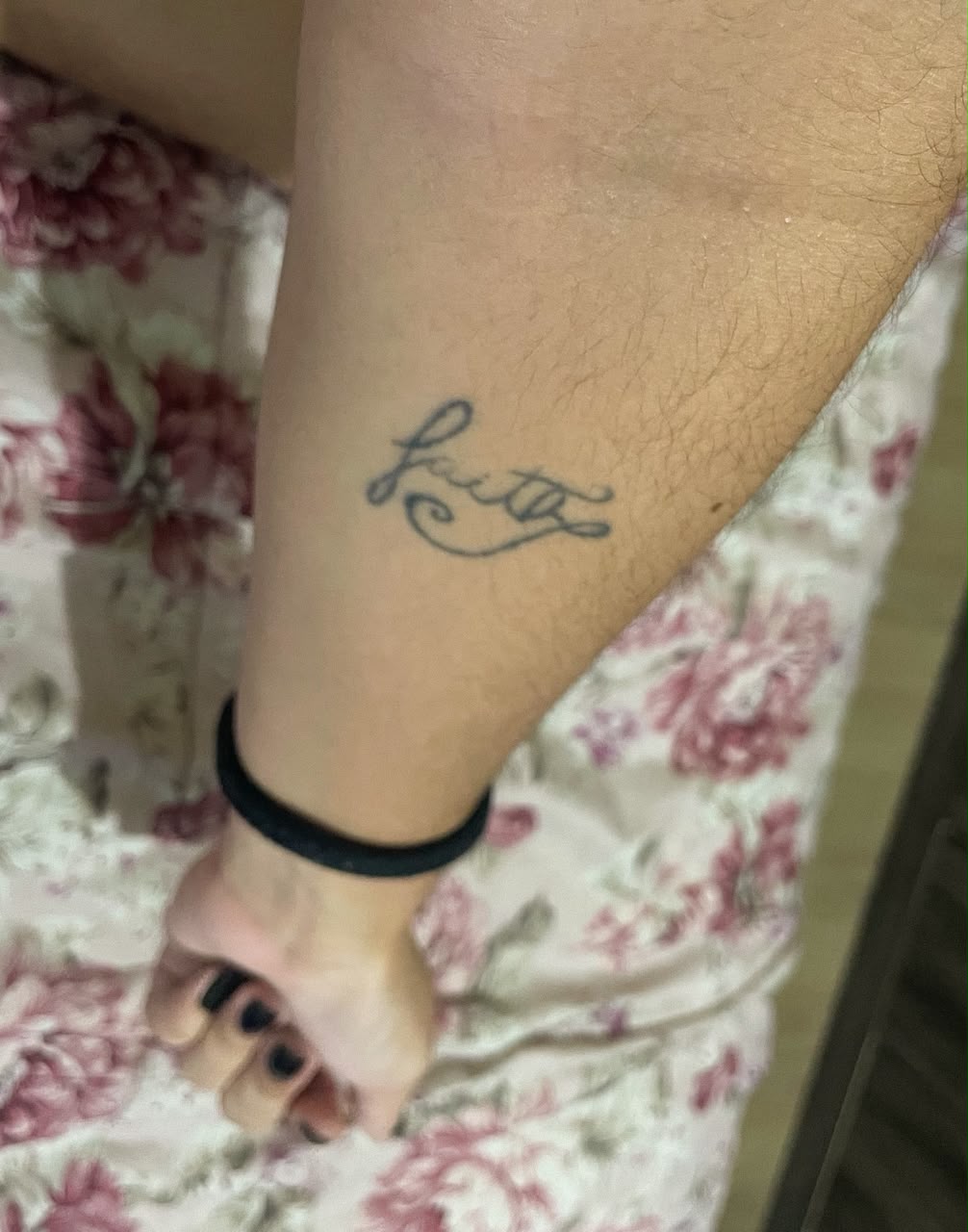tatuagem no antebraço escrito "faith"