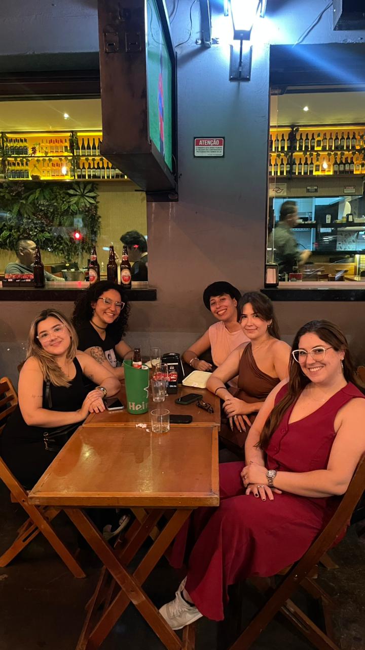 Eu e as meninas do clube do livro sentadas no bar